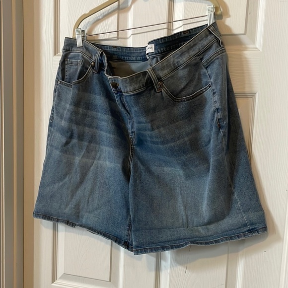 Lane Bryant Pants - Lane Bryant flex magic waistband mid rise boyfriend jean shorts size 22